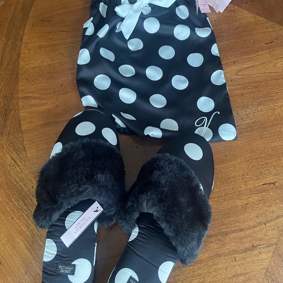 Victoria’s Secret NWT bedroom slippers with satin drawstring bag - Picture 5 of 7